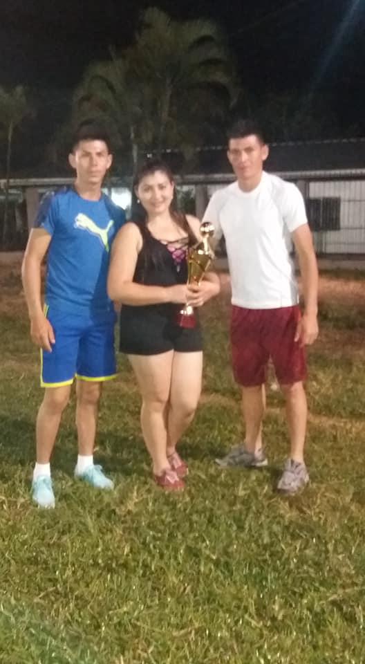 Con machete en mano y cultivando piña: Así es la vida fuera de las canchas de Francisco Martínez y su hermano árbitro