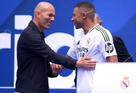 Mbappé mueve los hilos: ¡el técnico que le pide a Florentino como reemplazo de Arbeloa en el Real Madrid!