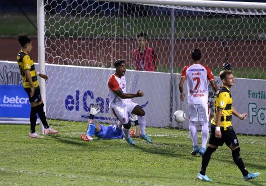 Primero, un error de Sebastián Hernández, y luego otro de Michael Perelló, condicionaron la derrota de Real España. FOTO: Neptalí Romero