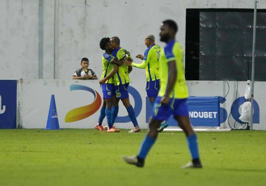 Eddie Hernández festeja el gol en el cierre de la primera parte.