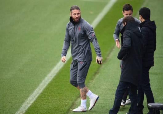 Paris Saint-Germain's Spanish defender Sergio Ramos (L) talks with Paris Saint-Germain's Qatari president Nasser Al-Khelaifi (R) Paris Saint-Germain's Brazilian sporting director Leonardo (C) during a training session at the club's Camp des Loges training ground in Saint-Germain-en-Laye, on the eve of their UEFA Champions Leage first round group A football match against Club Brugge KV, on December 6, 2021. (Photo by FRANCK FIFE / AFP)