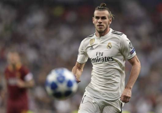 Real Madrid's Welsh forward Gareth Bale controls the ball during the UEFA Champions League group G football match between Real Madrid CF and AS Roma at the Santiago Bernabeu stadium in Madrid on September 19, 2018. / AFP PHOTO / OSCAR DEL POZO