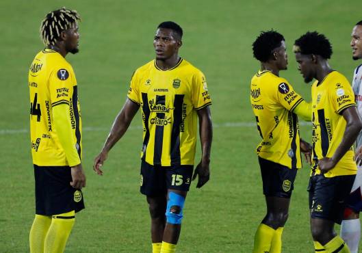 Dixon Ramírez viene con esta lesión en la rodilla desde hace cuatro meses y no está en condiciones de jugar en la Selección Nacional. Foto Neptalí Romero