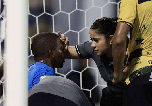 Buba López es atendido tras un golpe.