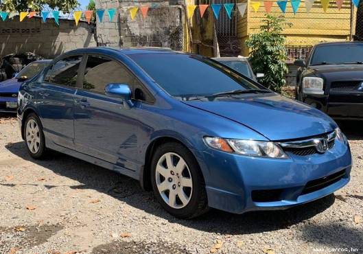 Un Honda Civic del año 2009 fue el primer auto que Chirinos tuvo.