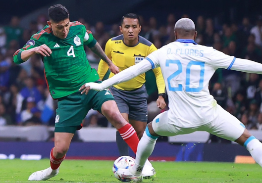 Además de los polémicos minutos que agregó, Iván Barton ignoró el protocolo en el México - Honduras.