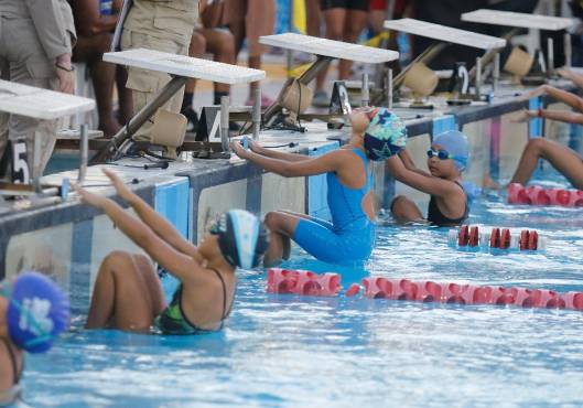 Niñas de entre 9 a 10 años compiten en el campeonato nacional de natación.