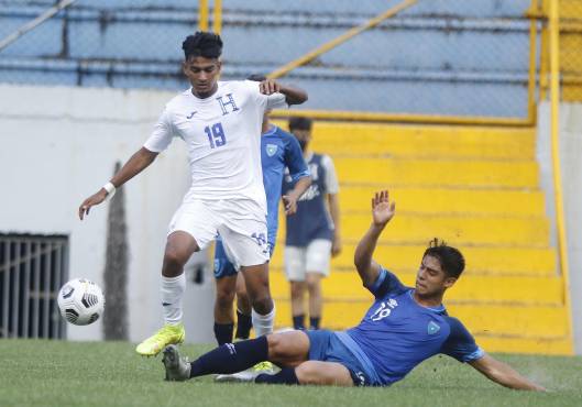 Una de las acciones del juego entre Honduras y Guatemala desde el estadio Morazán. Foto. Neptalí Romero.