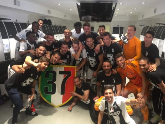 La manta, el nuevo gesto y la alegría de Cristiano tras coronarse con la Juventus en Italia &nbsp;&nbsp;