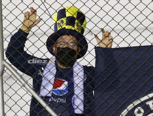 No se vio por TV: Con camiseta de Olimpia apoyando a Motagua, el beso y el 'invitado' en el palco