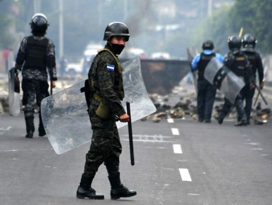 EN FOTOS: Carreteras tomadas y autos incendiados, así está Honduras este viernes