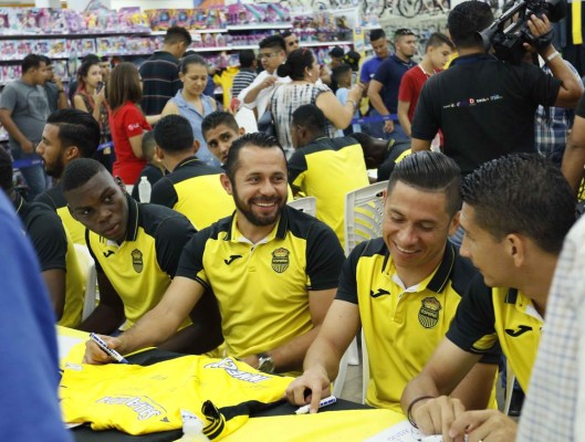 FOTOS: Real España comparte con sus aficionados en la tienda DIUNSA