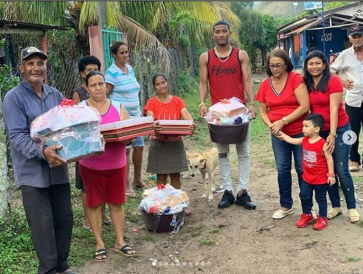 Jugadores y equipos de fútbol que entregaron ayudas en fiestas navideñas