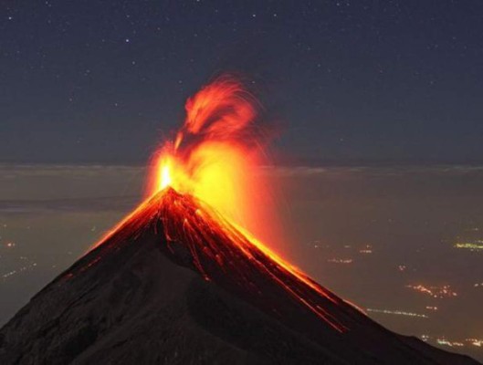 Erupción del Volcán de Fuego acapará la atención previo al Guatemala-Honduras