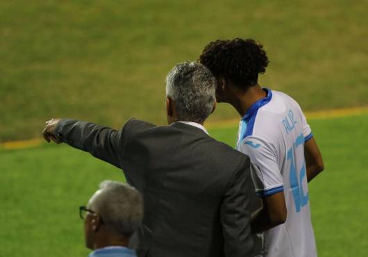 Reinaldo Rueda le da instrucciones a David Ruiz previo a su ingreso al partido Honduras-Granada.