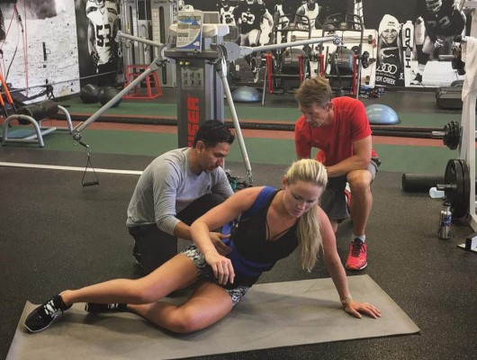 Fotos: Los descuidos de esta bellísima esquiadora por culpa de sus perros