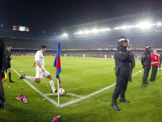 Las terribles imágenes que dejó la traición de Figo al Barcelona