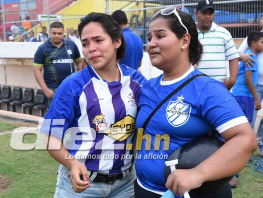 FOTOS: Drama y lágrimas de los aficionados del Victoria tras el último juegos en la Liga