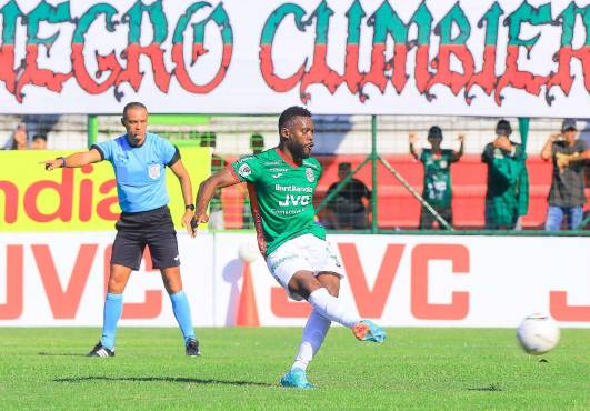 Así fue el derechazo que cobró Clayvin Zúniga al costado izquierdo del portero Amílcar Benguché. FOTO: Melvin Cubas.