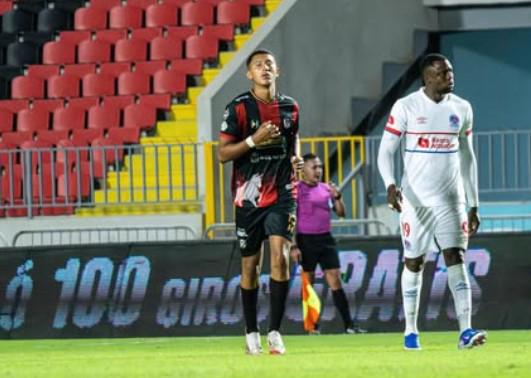 El joven Cristian Canales ya firmó por tres años con el Olimpia.