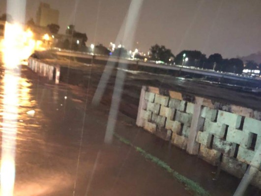 Impactantes fotos: El río Choluteca se desbordó anoche en Tegucigalpa tras el paso de Iota