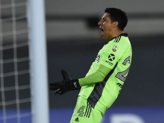 Las insólitas imágenes de Enzo Pérez jugando de portero con River Plate ¡y lesionado!