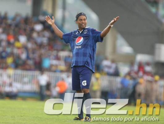 CURIOSAS: Los zapatos de Ronaldinho y su gesto con aficionado que ingresó al campo