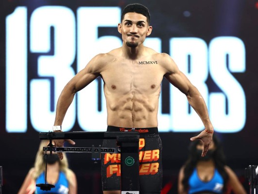 ¡Electrizante! Así fue el intenso careo de Teófimo López y Lomachenko en la ceremonia de pesaje