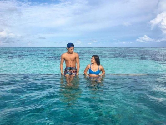 Hija de Mourinho deslumbra con su novio y se divierte a lo grande