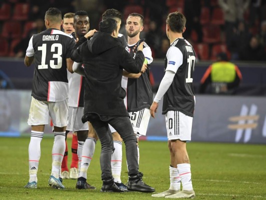 Fotos: Bronca de Cristiano Ronaldo tras ser agarrado del cuello por un hincha; quería una selfie