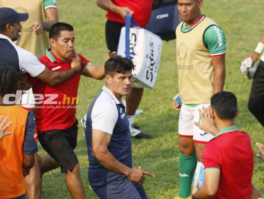 EN FOTOS: La lluvia de golpes y patadas entre técnicos de Marathón y Motagua