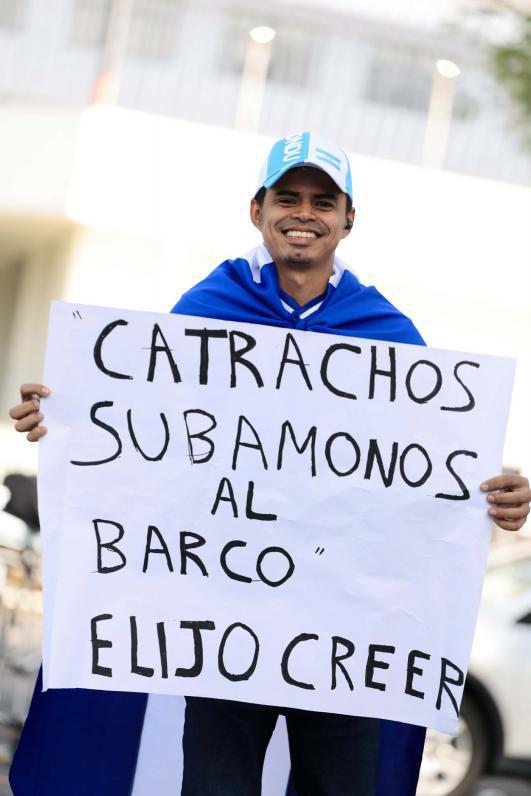 Costa Rica vs Honduras: los catrachos invaden San José, así llegó el pollo tico y la hermosa chica distraída en la previa