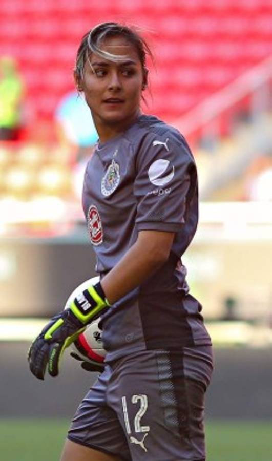 ¡Enorme! Detallazo de Alan Pulido y portera mexicana con un niño que perdió a su padre