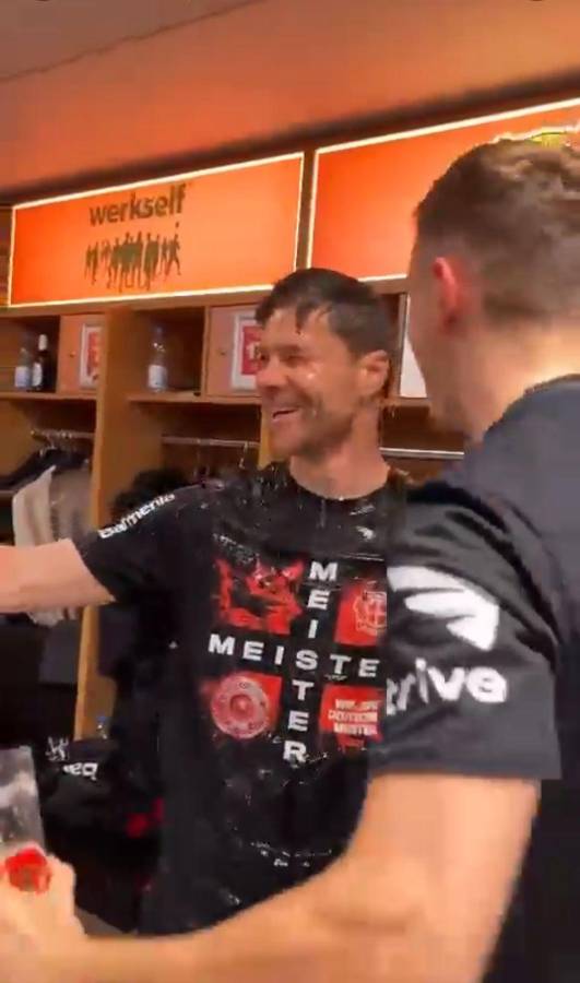 Fotos: Xabi Alonso se ‘hunde’ en el alcohol y la loca invasión de la afición del Bayer Leverkusen tras quedar campeones