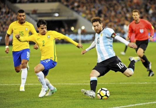 MLB04 MELBOURNE (AUSTRALIA) 09/06/2017.- El delantero de la selecciÃ³n argentina de fÃºtbol, Lionel Messi (d), lucha por el balÃ³n con el brasileÃ±o Fagner (2i) durante el partido amistoso disputado entre ambos equipos en el MCG de Melbourne (Australia), hoy, 9 de junio de 2017. EFE/JOE CASTRO PROHIBIDO SU USO EN AUSTRALIA Y NUEVA ZELANDA