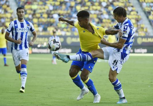 Choco Lozano peleando el balón con el defensor neerlandés Robin Le Normand.