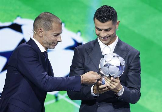 La felicidad de Cristiano Ronaldo por el premio que recibió por parte de la UEFA por ser el máximo goleador de la Champions en la historia.
