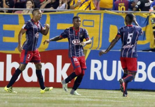 PAN01 - CIUDAD DE PANAMÁ (PANAMÁ) 28/09/16. Ricaurte Barsallo (c), Luis Mendoza (i) y Humberto Gómez (d) todos del equipo Plaza Amador de Panamá celebran una anotación ante el equipo Tigres de México como parte de la Liga de Campeones de la Concacaf hoy, miércoles 28 de septiembre de 2016, en la ciudad de Panamá. EFE/Alejandro Bolívar