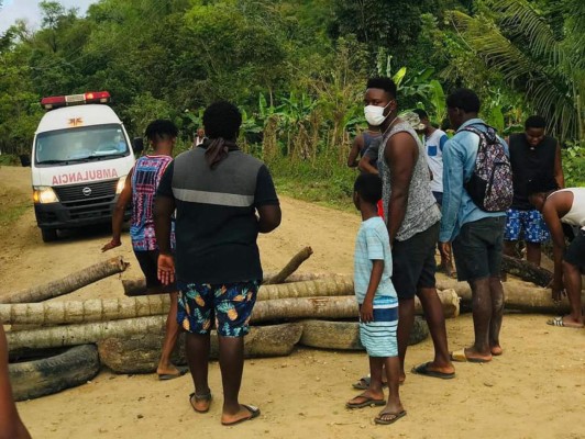 ¡Palos, piedras y tractor! Las medidas de pueblos de Honduras para evitar el coronavirus