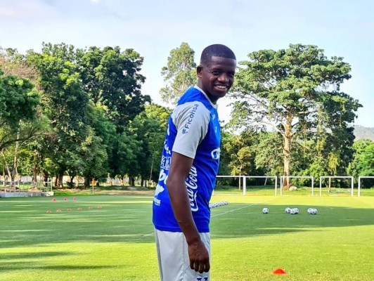 ¡A puerta cerrada, con charla y mucha táctica, la Bicolor está por cerrar su preparación para la Copa Oro!