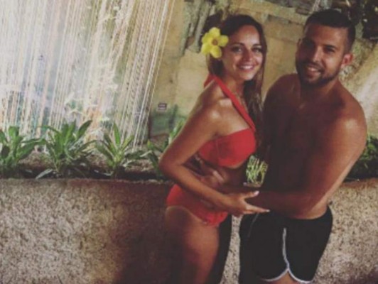 ¿Y este clásico quién lo gana? Las parejas de los jugadores del Barcelona y Real Madrid