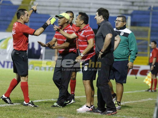 EN FOTOS: La chilena de Mario, la inexplicable expulsión de Pineda y el golazo de Jhow