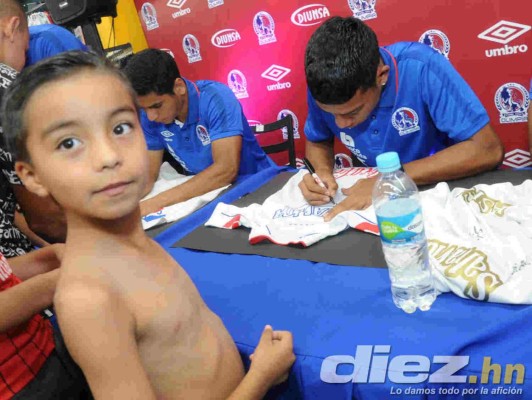 Locura en firma de autógrafos de jugadores del Olimpia previo a la final