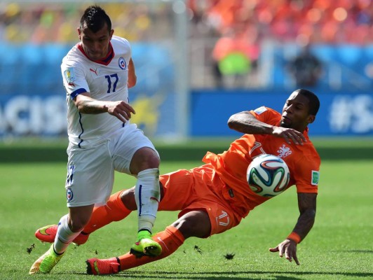 Holanda venció 2-0 a Chile con goles de Leroy Fer y Memphis Depay.