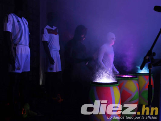 Diunsa presentó el balón oficial del Mundial Brasil 2014.