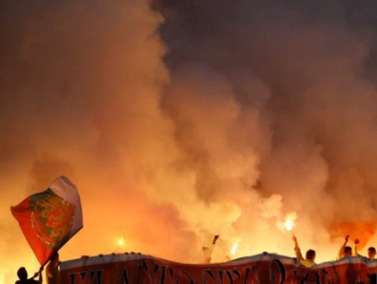 ¡Repudiable! El mundo oscuro de los hinchas búlgaros; saludos nazis y estrictas reglas de violencia