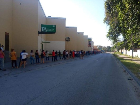Hondureños abarrotan instituciones bancarias en medio del brote del covid-19
