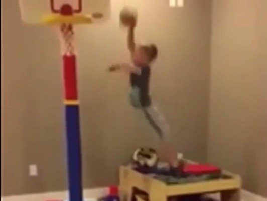 VIDEO: Niño intentó clavada a lo Jordan y terminó noqueado