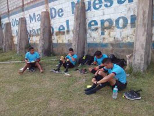 ¿Cómo se puede jugar fútbol en Roatán? ¡Sin agua, energía y camerinos!