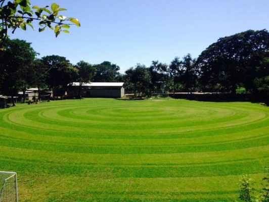 La preciosa cancha donde juegan fútbol burocrático en una aldea de Honduras